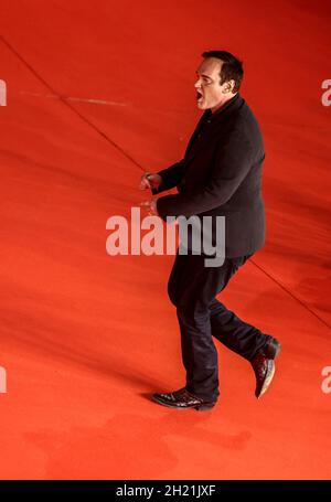 Rom, Italien. Oktober 2021. Der US-Regisseur Quentin Tarantino posiert auf dem roten Teppich, bevor er an der Verleihung des Lifetime Achievement Award bei der 16. Ausgabe des internationalen Filmfestivals in Rom im Auditorium Parco della Musica teilnimmt. Quelle: Riccardo De Luca - Bilder Aktualisieren/Alamy Live News Stockfoto
