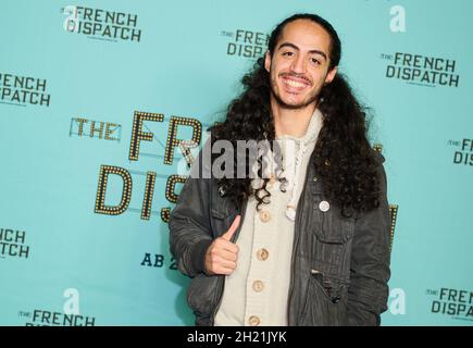Berlin, Deutschland. Oktober 2021. Masud Akbarzadeh kommt zur Sondervorführung von 'The French Dispatch' nach Kino International. Quelle: Annette Riedl/dpa/Alamy Live News Stockfoto