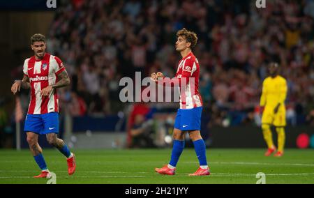 Estadio Wanda Metropolitano, Madrid, Spanien. Oktober 2021. Champions League der Herren, Atletico de Madrid gegen den FC Liverpool; Griezmann feiert in der 20. Minute sein Tor für Atletico de Madrid für 1-2 Kredit: Action Plus Sports/Alamy Live News Stockfoto