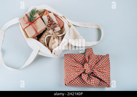 Ökologische Geschenke, Dekor aus wiederverwendbaren Materialien. Weihnachten ohne Verschwendung. Flach liegend, Draufsicht. . Hochwertige Fotos Stockfoto