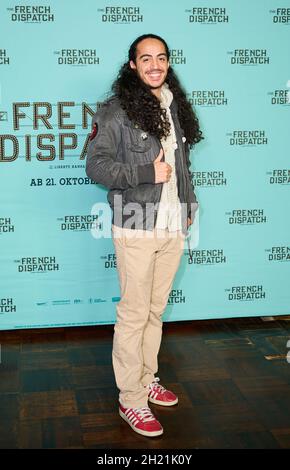 Berlin, Deutschland. Oktober 2021. Masud Akbarzadeh kommt zur Sondervorführung von 'The French Dispatch' nach Kino International. Quelle: Annette Riedl/dpa/Alamy Live News Stockfoto