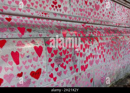 Abschnitt der National Covid Memorial Wall entlang des Albert Embankment an der Themse in London England Vereinigtes Königreich Großbritannien Stockfoto