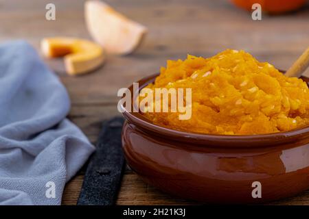 Kürbisbrei auf einem Holztisch Stockfoto