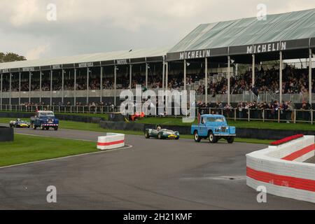 Oktober 2021 - ein Paar Land Rover Bergewagen der Serie 2, die während der verspäteten Goodwood-Mitgliederversammlung 78 Fahrzeuge an der Schikane abbauen. Stockfoto