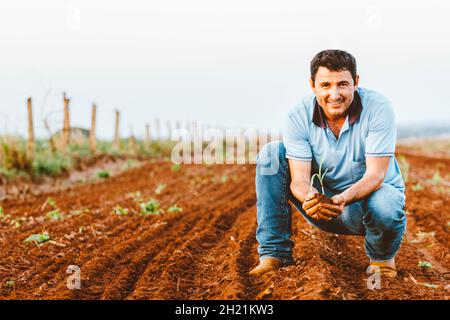 Ein Landwirt hält eine Maispflanze auf dem Feld. Die Landwirtschaft ist eine der Hauptgrundlagen der brasilianischen Wirtschaft. (Foto von Rafael Henrique/SOPA Images/Sipa USA) Quelle: SIPA USA/Alamy Live News Stockfoto