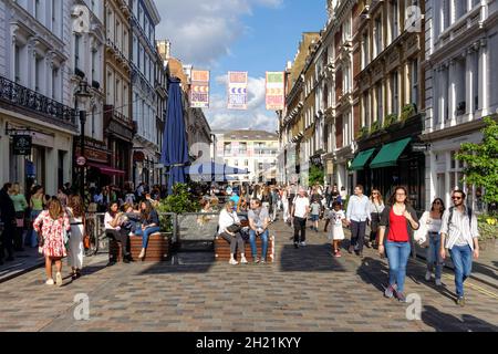 Touristen und Einkäufer auf der King Street in Covent Garden in London, England Großbritannien Stockfoto