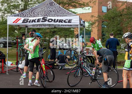 Columbus, OH USA 08-07-2021: Pelotonia Cancer Research Center Charity Ride-Veranstaltung, bei der Radfahrer auf einem Parkplatz anhalten, um Fahrräder zu reparieren und zu entspannen Stockfoto