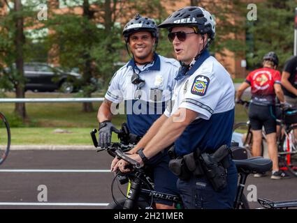 Columbus, OH USA 08-07-2021: Jährliche Pelatonia-Spendenaktion für das Krebszentrum der Ohio State University. Polizeibeamte von Columbus nehmen ebenfalls am Fu Teil Stockfoto