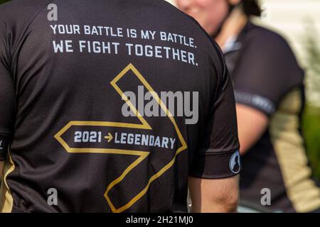 Columbus, OH USA 08-07-2021: Während der jährlichen Spendenaktion für die Krebsforschung trägt ein Radfahrer ein T-Shirt mit einem Motivationsmotto Stockfoto