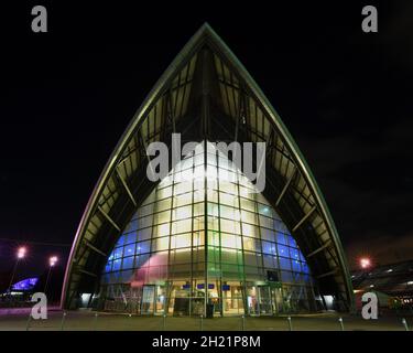 Glasgow, Schottland, Großbritannien. Oktober 2021. IM BILD: SEC Armadillo Gebäude. Nachtansicht des COP26-Geländes und des Veranstaltungsortes mit temporären Strukturen, die zur Hälfte auf dem Gelände des Scottish Event Campus (SEC) errichtet wurden, das früher als Scottish Exhibition and Conference Center (SECC) bekannt war, mit dem vorderen Parkplatz außerhalb des neu benannten OVO Hydro (ehemals SSE Hydro) Mit neuen Transfers über den Steg, die sagen, „die Menschen machen Glasgow“ und Nachtarbeiter machen weiterhin Vorbereitungen. Quelle: Colin Fisher/Alamy Live News Stockfoto