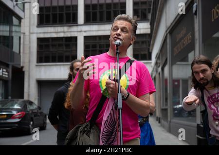 Chris Packham hält eine Rede bei XR Protest Stockfoto