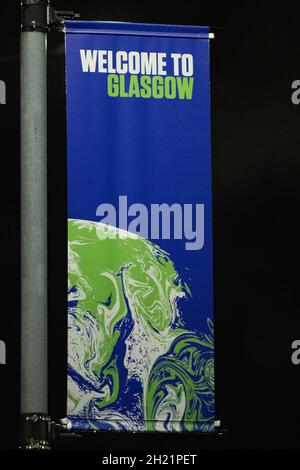 Glasgow, Schottland, Großbritannien. Oktober 2021. IM BILD: Ein COP26-Banner mit der Aufschrift „Welcome to Glasgow“. Nachtansicht des COP26-Geländes und des Veranstaltungsortes mit temporären Strukturen, die zur Hälfte auf dem Gelände des Scottish Event Campus (SEC) errichtet wurden, das früher als Scottish Exhibition and Conference Center (SECC) bekannt war, mit dem vorderen Parkplatz außerhalb des neu benannten OVO Hydro (ehemals SSE Hydro) Mit neuen Transfers über den Steg, die sagen, „die Menschen machen Glasgow“ und Nachtarbeiter machen weiterhin Vorbereitungen. Quelle: Colin Fisher/Alamy Live News Stockfoto
