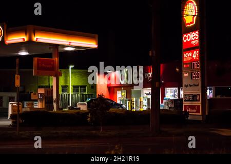 Melbourne, Australien. Oktober 2021. Shell-Tankstelle in Australien bei Nacht mit einer Preisanzeige, die die Rekordpreise für Kraftstoff anzeigt. Kredit: SOPA Images Limited/Alamy Live Nachrichten Stockfoto