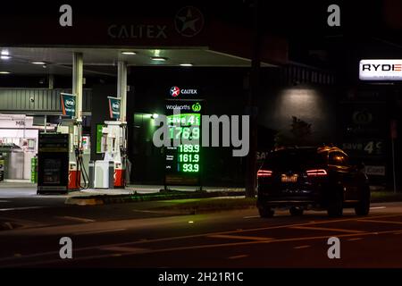 Melbourne, Australien. Oktober 2021. Caltex-Tankstelle in Australien bei Nacht mit einer Preisanzeige, die Rekordpreise für Kraftstoff anzeigt, Autofahrer fahren vorbei. Kredit: SOPA Images Limited/Alamy Live Nachrichten Stockfoto