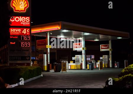 Melbourne, Australien. Oktober 2021. Shell-Tankstelle in Australien bei Nacht mit einer Preisanzeige, die die Rekordpreise für Kraftstoff anzeigt. Kredit: SOPA Images Limited/Alamy Live Nachrichten Stockfoto