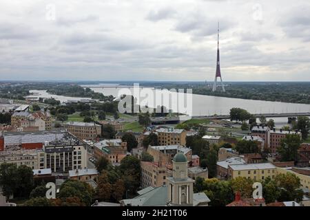 Blick auf den Fluss Daugava und den Fernsehturm in Riga Stockfoto