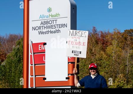 Plymouth, Minnesota. 17. Oktober 2021. Das Allina WestHealth Hospital schließt die Notaufnahme und die Notversorgung, während die Krankenschwestern streiken, um einen neuen Krankenpfleger zu suchen Stockfoto