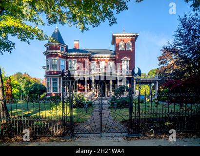 Bangor, ME - USA - 12. Oktober 2021: Horizontal des Stephen King's House. Ein viktorianisches Herrenhaus, Heimat des berühmten Horror-Romanciers, mit schmiedeeisernen Fledermäusen & Stockfoto