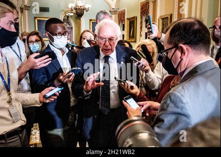 Washington, DC, USA. Oktober 2021. 19. Oktober 2021 - Washington, DC, Vereinigte Staaten: US-Senator BERNIE SANDERS (I-VT) spricht vor Reportern in der Nähe der Senatskammer. (Bild: © Michael Brochstein/ZUMA Press Wire) Stockfoto