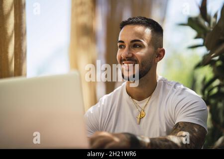 Porträt eines jungen Mannes mit Laptop Stockfoto