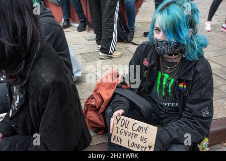 Rotterdam, Niederlande. Oktober 2021. Während des protestmarsches gegen die Wohnungskrise in Rotterdam wird eine junge Protesterin mit einem Plakat mit der Aufschrift „ Du kannst uns nicht mehr ignorieren“ gesehen.nach Angaben der Polizei nahmen heute mindestens 7,000 Demonstranten unter dem Motto „Häuser für Menschen, Not for Profit“ im Afrikaanderpark und marschierte durch die Straßen von Rotterdam. Gegen 3 Uhr waren etwa zweitausend Demonstranten im Park, eine Zahl, die von NOS News geschätzt wird. (Bild: © Charles M Vella/SOPA Images via ZUMA Press Wire) Stockfoto