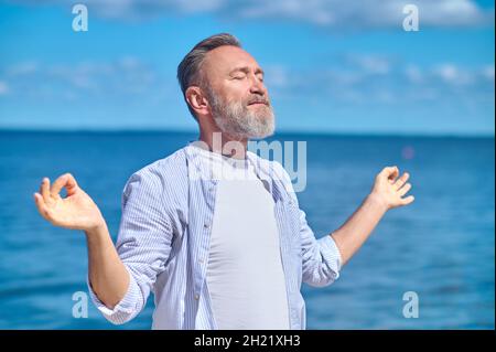 Der Mensch in gyana mudra posiert in der Natur Stockfoto