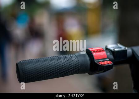 Eine Nahaufnahme eines elektrischen Rollers Lenkradbremstaste. Stockfoto