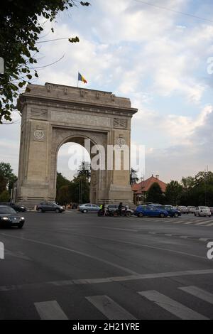 BUCHARE, RUMÄNIEN - 01. Sep 2021: Eine szenische Aufnahme des starken Stadtverkehrs am Triumphbogen (Arcul de Triumph) in Bukarest, Rumänien Stockfoto
