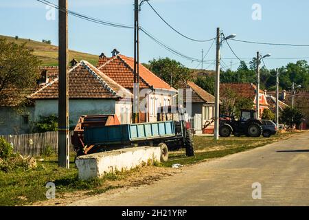 BUCHARE, RUMÄNIEN - 01. Sep 2021: Ein landwirtschaftlicher Traktor auf der Straße in Viscri, Rumänien Stockfoto