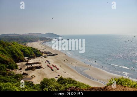 Blick auf die tropische Küste von einer Festung in Goa in Indien. Stockfoto