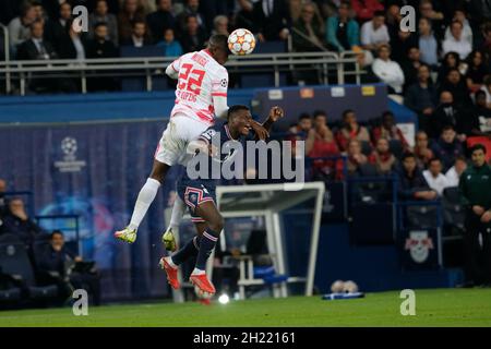 Paris, Frankreich. Oktober 2021. RB Leipzig Defender NORDI MUKIELE in Aktion während der UEFA Champions League Group Stage Group A Day 3 zwischen Paris Saint Germain und RB Leipzig im Parc des Princes Stadium - Paris France.PSG gewann 3:2 (Bildnachweis: © Pierre Stevenin/ZUMA Press Wire) Stockfoto