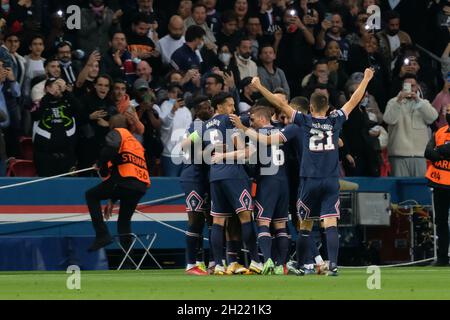 Paris, Frankreich. Oktober 2021. Freude der PSG-Spieler nach ihrem Tor während der UEFA Champions League Group Stage Group A Day 3 zwischen Paris Saint Germain und RB Leipzig im Parc des Princes Stadium - Paris Frankreich.PSG gewann 3:2 (Bildnachweis: © Pierre Stevenin/ZUMA Press Wire) Stockfoto