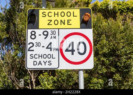 Geschwindigkeitsbegrenzungszeichen der Schulzone von 40 km/Stunde während der Start- und Endzeiten der Schule in Sydney, NSW, Australien Stockfoto