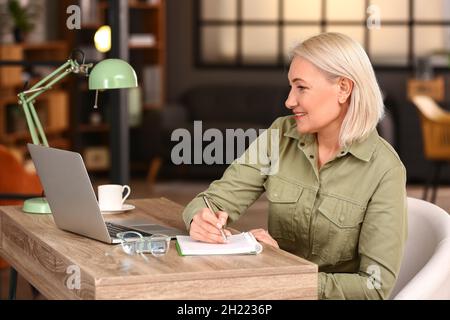 Reife Frau mit Job-Interview online zu Hause Stockfoto