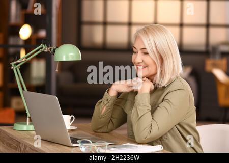 Reife Frau mit Job-Interview online zu Hause Stockfoto