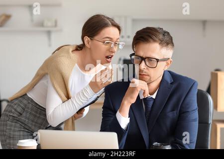 Kollegen und Kolleginnen, die im Büro klatschen Stockfoto