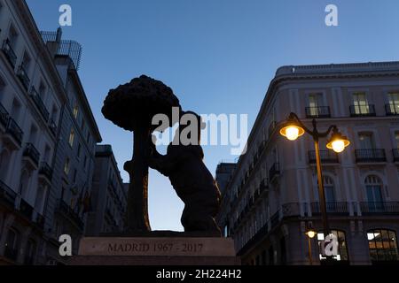 El Oso y el Madroño (der Bär und der Erdbeerbaum) an der Puerta del Sol in Madrid, Spanien. Die markante Skulptur des Künstlers Antonio Navarro Santaf Stockfoto