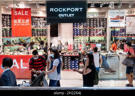Der amerikanische Schuhhersteller und die Marke Rockport Store im Bezirk Tung Chung in Hongkong. Stockfoto