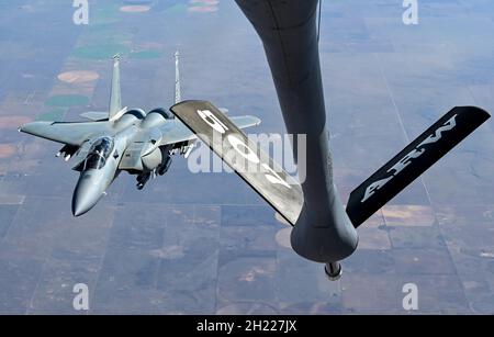 Ein F-15EX, der dem 85. Test- und Evaluierungs-Squadron, Eglin Air Force Base, Florida, zugewiesen ist, erhält Kraftstoff von einem KC-135, der dem 465. Air Betanking Squadron, Tinker AFB, Oklahoma, zugewiesen wurde, 15. Oktober 2021. Durch die in-Air-Betankung können Kampfflugzeuge über längere Zeit in der Luft bleiben, ohne zum Tanken landen zu müssen. (USA Luftwaffe Foto von 2. LT. Mary Begy) Stockfoto