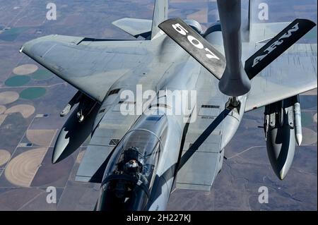 Ein F-15C, das dem 85. Test- und Evaluierungs-Squadron, Eglin Air Force Base, Florida, zugewiesen ist, erhält Treibstoff von einem KC-135, das dem 465. Air Betanking Squadron, Tinker AFB, Oklahoma, zugewiesen wurde, 15. Oktober 2021. Durch die in-Air-Betankung können Kampfflugzeuge über längere Zeit in der Luft bleiben, ohne zum Tanken landen zu müssen. (USA Luftwaffe Foto von 2. LT. Mary Begy) Stockfoto