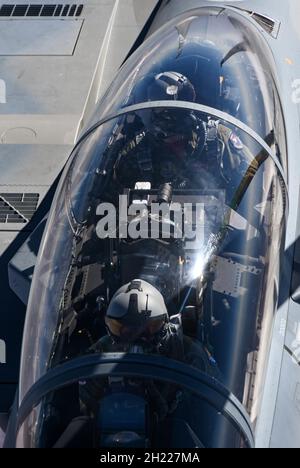 Ein F-15EX, der dem 85. Test- und Evaluierungs-Squadron, Eglin Air Force Base, Florida, zugewiesen ist, erhält Kraftstoff von einem KC-135, der dem 465. Air Betanking Squadron, Tinker AFB, Oklahoma, zugewiesen wurde, 15. Oktober 2021. Durch die in-Air-Betankung können Kampfflugzeuge über längere Zeit in der Luft bleiben, ohne zum Tanken landen zu müssen. (USA Luftwaffe Foto von 2. LT. Mary Begy) Stockfoto