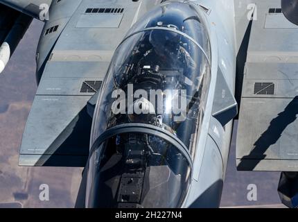 Ein F-15EX, der dem 85. Test- und Evaluierungs-Squadron, Eglin Air Force Base, Florida, zugewiesen ist, erhält Kraftstoff von einem KC-135, der dem 465. Air Betanking Squadron, Tinker AFB, Oklahoma, zugewiesen wurde, 15. Oktober 2021. Durch die in-Air-Betankung können Kampfflugzeuge über längere Zeit in der Luft bleiben, ohne zum Tanken landen zu müssen. (USA Luftwaffe Foto von 2. LT. Mary Begy) Stockfoto