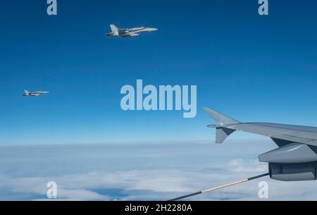 Eine strategische Luftbrücke der Royal Canadian Air Force CC-150T Polaris und eine Luft-Luft-Betankungsmaschine führen Betankungsoperationen mit den Royal Canadian Air Force CF-18 Hornet Kampfflugzeugen über dem Yukon Territory, Kanada, während des Rücktransits von der Operation Noble Defender in Alaska am 15. Oktober 2021 durch. Foto: Sgt Jennifer Kusche, 8 Wing Trenton Stockfoto