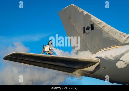 Ein strategisches Flugzeug der Royal Canadian Air Force CC-150T Polaris mit Luftaufzug und Luft-zu-Luft-Betankung wird am Ted Stevens Anchorage International Airport in Anchorage, Alaska, enteist und ist zur Unterstützung der Operation Noble Defender, 15. Oktober 2021, einsatzbereit. Foto: Sgt Jennifer Kusche, 8 Wing Trenton Stockfoto