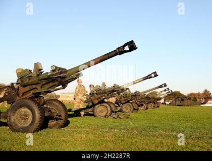 Die Alpha-Batterie der New Jersey Nationalgarde, das 3. Bataillon, die 112. Feldartillerie bereiten die Kanonen für den Abschuss im National Guard Training Center in Sea Gurt, NJ, 17. Oktober 2021 vor. Die Military Review ist eine langjährige Tradition, die es dem Gouverneur - dem Kommandeur 0in0Chief der Staatsmiliz - ermöglicht, die Soldaten und Luftwaffe der Nationalgarde von New Jersey zu überprüfen. (USA Army National Guard Foto von Sgt. Diana P. Rossi) Stockfoto