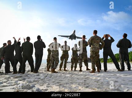 Flieger des 28. Bombenflügels, Luftwaffenstützpunkt Ellsworth, S. D., beobachten, wie ein B-1B Lancer zur Unterstützung einer Bomber Task Force-Mission am 17. Oktober 2021 in der Naval Support Facility Diego Garcia landet. Die US-Luftwaffe setzt routinemäßig eine Vielzahl von Flugzeugen und Einheiten im gesamten Indo-Pazifik-Gebiet ein, um die Ziele der geografischen Kampfkommandos und die Ausbildung zu unterstützen. (USA Foto der Luftwaffe von Staff Sgt. Hannah Malone) Stockfoto