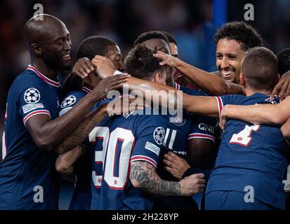 PARIS, FRANKREICH - 19. OKTOBER: Lionel Messi von Paris Saint-Germain feiert mit Marquinhos und Danilo, nachdem er während der UEFA Cham sein zweites Tor erzielt hat Stockfoto