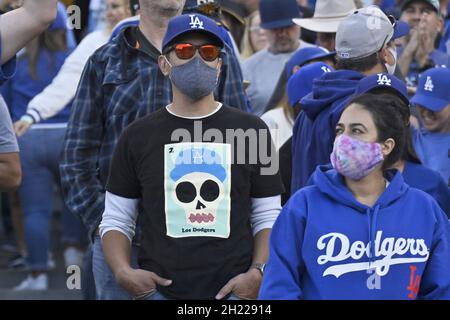 Los Angeles, Usa. Oktober 2021. Los Angeles Dodgers Fans haben wenig zu jubeln gegen die Atlanta Braves während der siebten Inning in Spiel drei der MLB NLCS im Dodger Stadium am Dienstag, 19. Oktober 2021 in Los Angeles, Kalifornien. Die Braves führen die Serie 2-0 über die Dodgers. Foto von Jim Ruymen/UPI Credit: UPI/Alamy Live News Stockfoto