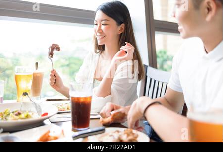Glückliches Paar, das beim Mittagessen im Restaurant Spaß hatte Stockfoto