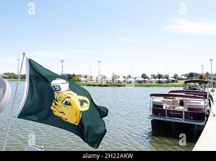 Waco, Texas, USA. Oktober 2021. Boote auf dem Brazos River vor dem NCAA Football Spiel zwischen den Brigham Young Cougars und Baylor Bears im McLane Stadium in Waco, Texas. Matthew Lynch/CSM/Alamy Live News Stockfoto